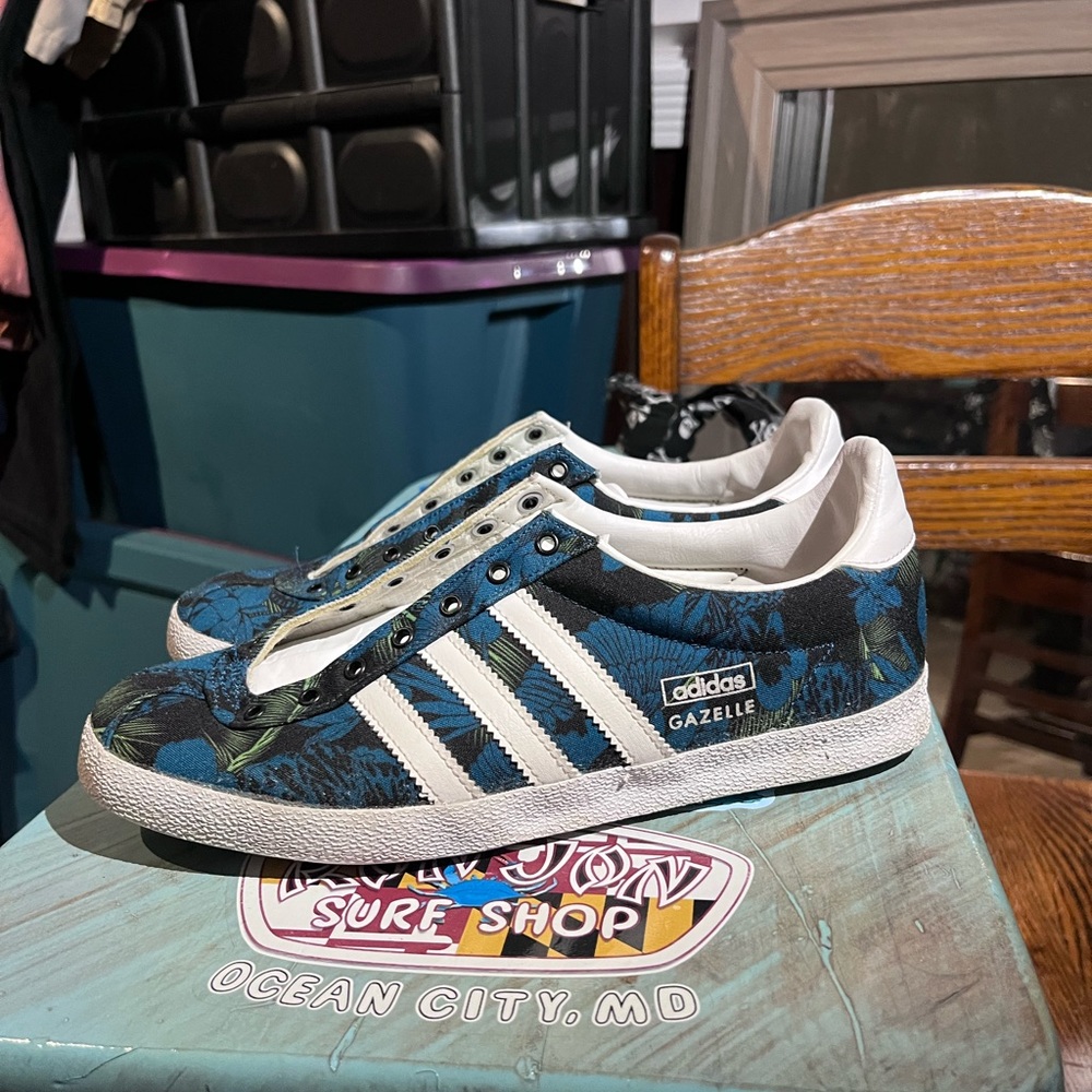 Size 7 Adidas Gazelle jungle palm tree I have the laces they are just not on